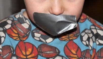 Anchetă la o grădiniţă din România, după ce o educatoare a lipit scotch pe gurile copiilor