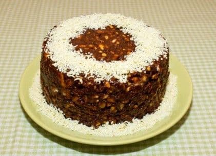 Tort de ciocolată cu biscuiți și alune