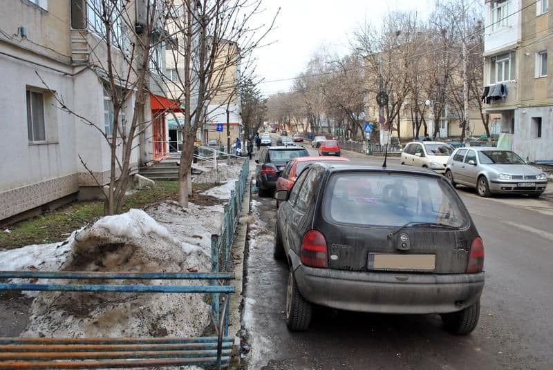 Primim la redacţie - „Trotuarul” revendicat de pieton dar şi de conducătorul auto