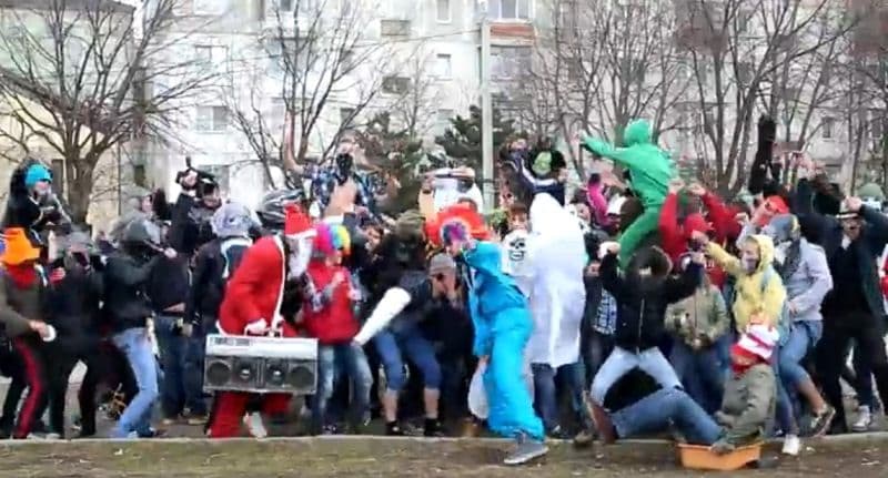 Zeci de tineri au dansat pe ritmuri de Harlem Shake în Poligonul ACR din Botoșani - VIDEO