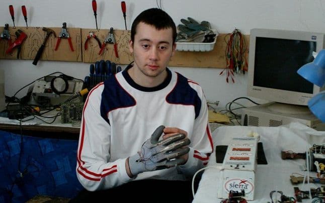 Elev de 18 ani din Botoşani, premiat de NASA pentru invenţia mâinii bionice