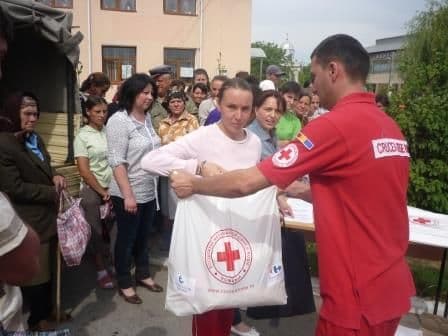 Carrefour România și Crucea Roșie au sprijinit cu alimente 15.800 de familii nevoiașe din 18 județe