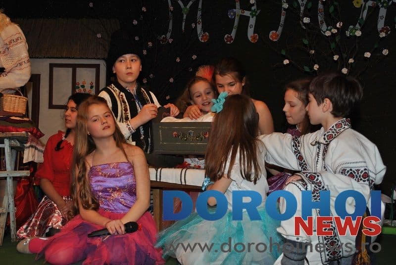 Mărţişoarele Clubului Copiilor şi Elevilor, în spectacol, pe scena Sălii Teatrului din Dorohoi - FOTO