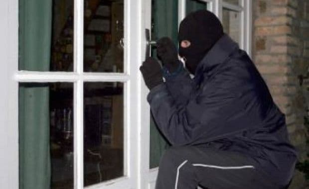 Barbat reținut de polițiști pentru furt din incinta unei societăți