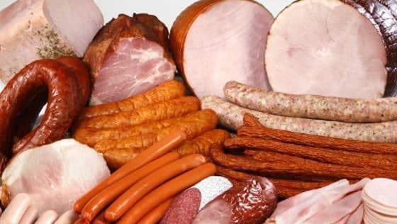 Cum ne cumpărăm boala. Ingredientele din mezeluri favorizează apariţia cancerului la stomac