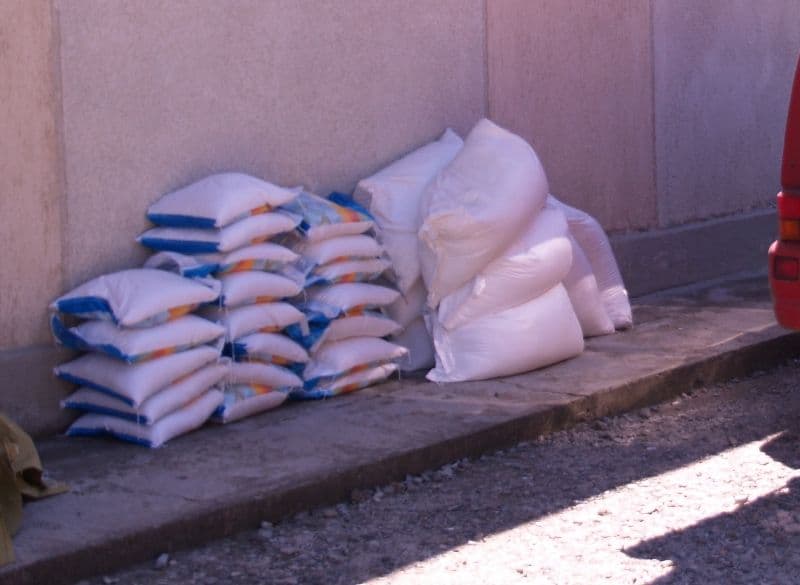 Zeci de kilograme de zahăr fără documente confiscat de polițiștii de frontieră dorohoieni