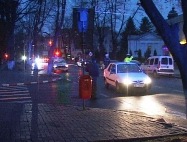 O tânără şoferiţă a pierdut controlul volanului şi a lovit două maşini staţionate