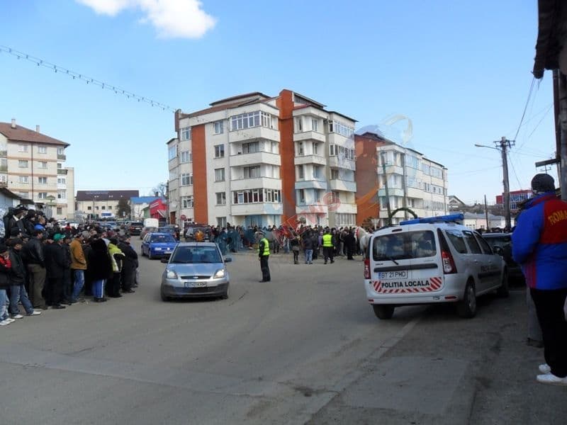 Înmormântare de romi cu muzică în „blană”, grătare şi focuri de tabără la  Dorohoi - FOTO