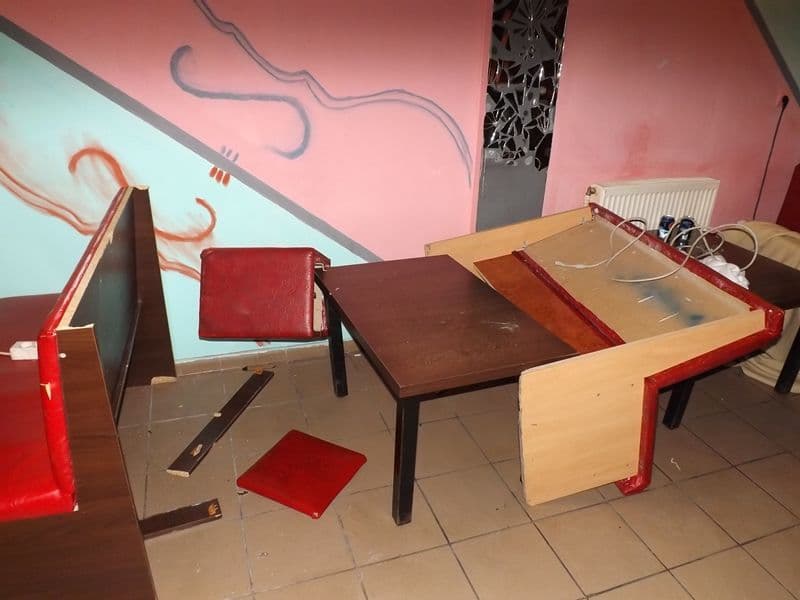 Bar vandalizat de un tânăr băut și pus pe scandal