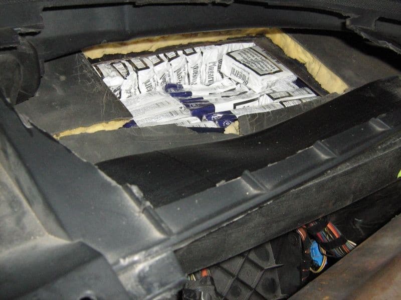 Peste 8.000 de ţigarete de contrabandă descoperite în rezervorul unui autoturism