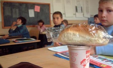 Premierul Victor Ponta a anunţat că renunţă la programul „Cornul şi Laptele” şi mută banii la programe de after-school