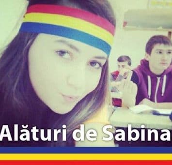 Intelectualii dorohoieni reacţionează: Apel de solidaritate cu Sabina Elena, eleva care nu se ruşinează să poarte tricolorul 