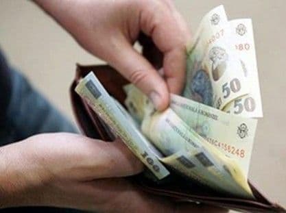 Vezi câte bacterii conţine o singură bancnotă. Ce recomandă doctorii