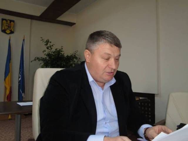 Florin Țurcanu împreună cu echipa sa, de vorbă cu fermierii din Copălău, Băluşeni şi Curteşti