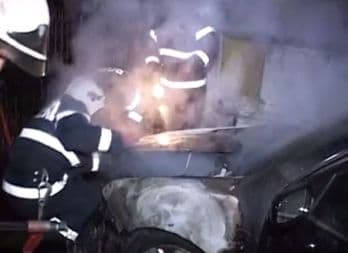 Maşină distrusă parţial într-un incendiu