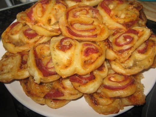 Rulouri de pizza în aluat foietaj