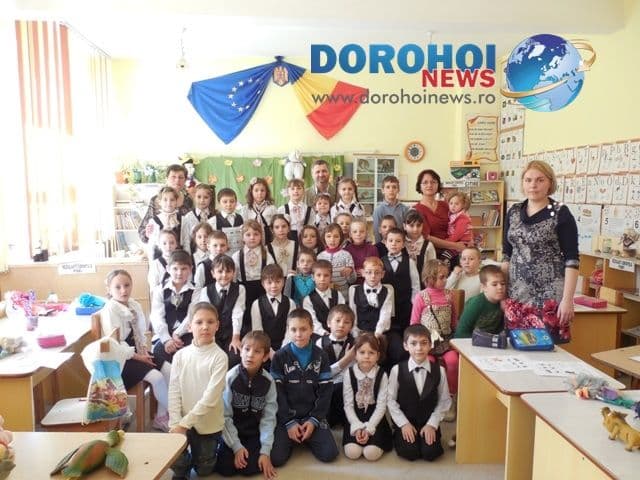 Școala „Al. I. Cuza” Dorohoi: Cântăm, ne jucăm  și invațăm alături de copii ca noi - FOTO