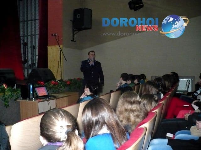Liceul Regina Maria Dorohoi: Acţiuni de prevenire a consumului de droguri şi a traficului de fiinţe umane - FOTO