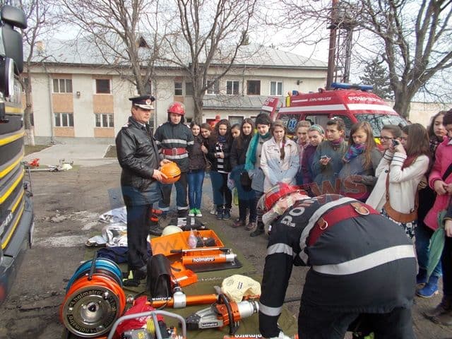 Elevi si profesori alături de pompierii din Dorohoi - VIDEO / FOTO