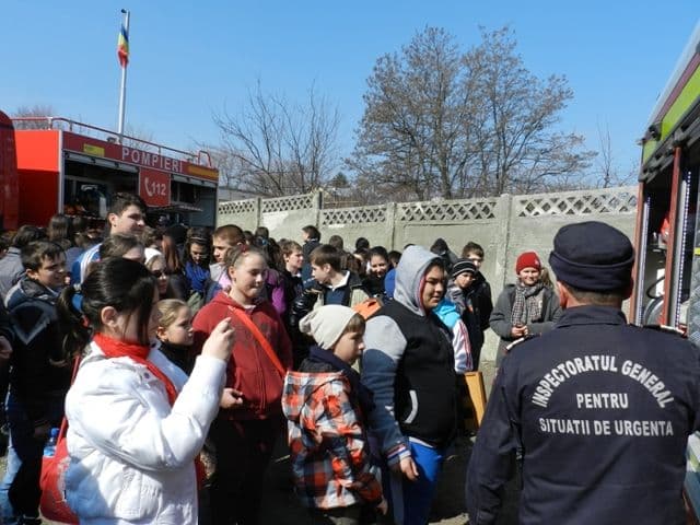 Elevii învăţaţi de pompieri să-şi protejeze viaţa