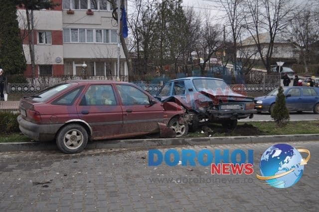 Două mașini avariate serios în urma unui accident produs pe Bulevardul Victoriei din Dorohoi - FOTO