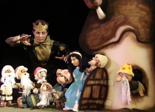 Duminică pe scena Teatrului ”Vasilache” din Botoșani spectacolul „ALBĂ CA ZĂPADA ŞI CEI 7 PITICI”