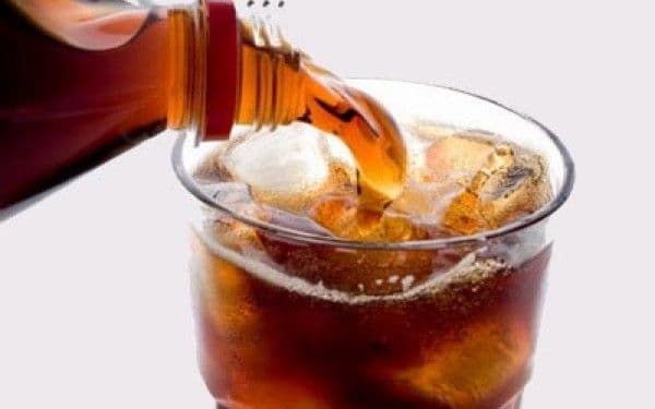 Băuturile carbogazoase ar putea fi interzise la vânzare minorilor. Vezi cine are această iniţiativă