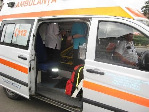 Scandal în ambulanță. Un bărbat băut a făcut „circ” în ambulanța care îl transporta la spital