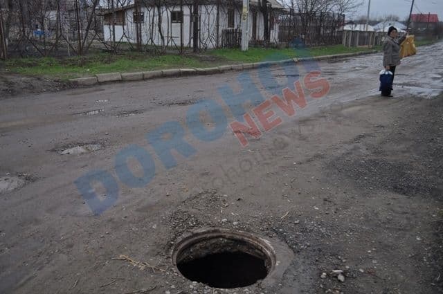 Capcane pe drumurile din Dorohoi. Gurile de canalizare fără capace dau peste cap circulaţia rutieră