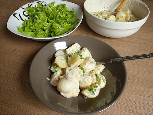 Salată de cartofi noi cu ceapă şi pătrunjel