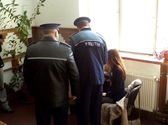 Zeci de elevi sunt scoși lunar din baruri de polițiști