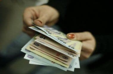 Bugetarii își vor primi salariile pentru aprilie până la sfârşitul lunii, nu în mai