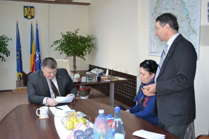 Protestele au dat roade. Profesorii de la Vf. Câmpului îşi vor primi salariile