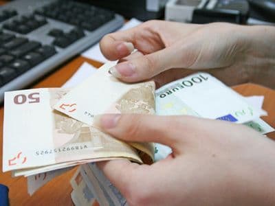 Femeie înşelată prin telefon de un bărbat care s-a recomandat a fi avocatul ginerelui său