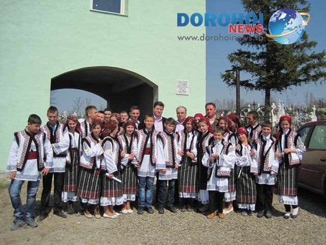 Costume populare achiziționate cu sprijinul Consiliului Local Corlăteni pentru 12 perechi de tinere vlăstare - FOTO