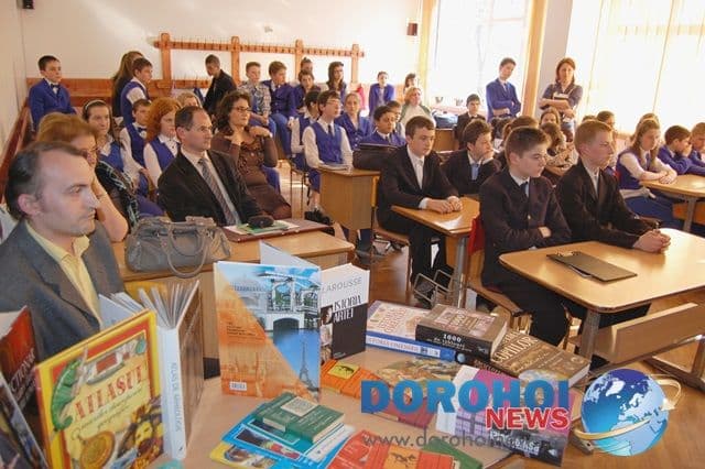 Școala Gimnazială „Mihail Kogălniceanu” Dorohoi: Cititul te duce mai departe decât vezi cu ochii - FOTO