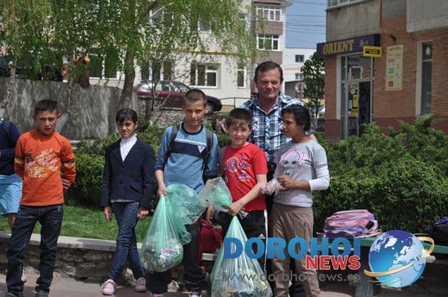 Sute de elevi prezenți la acțiunile de ecologizare din Dorohoi organizate în cadrul „Lunii curățeniei” FOTO