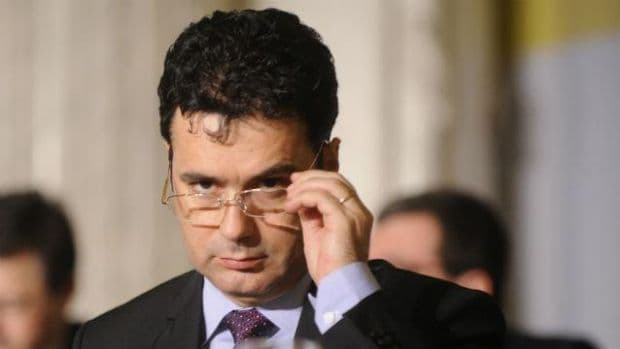 Ministrul Educaţiei interzice comercializarea manualelor complementare în şcoli