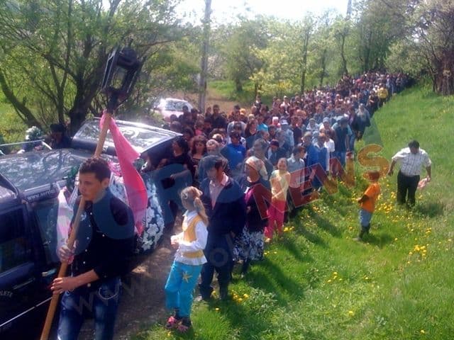 Sute de oameni au condus-o astăzi pe ultimul dum pe eleva liceului „Regina Maria din Dorohoi, ucisă de fostul iubit - FOTO
