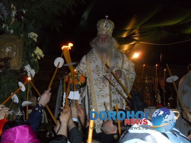 Dorohoienii au luat Lumina Sfântă a Învierii de la Preasfinţitul Calinic Botoşăneanul - FOTO