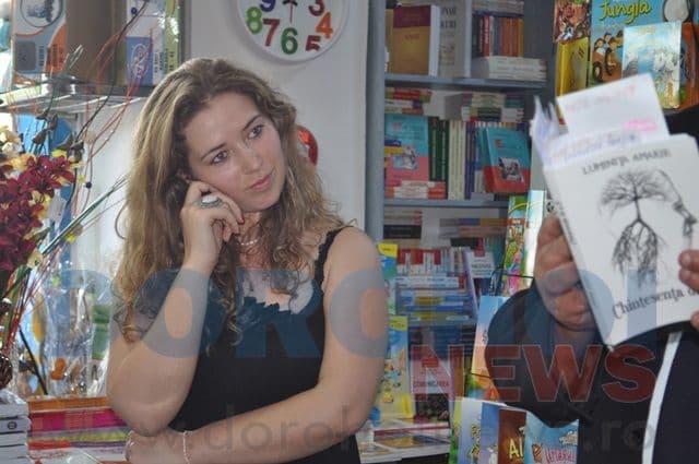 Luminița Amarie, tînăra din Ibănești, și-a lansat volumul de poezii la Dorohoi VIDEO/FOTO