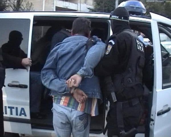 Deținut evadat, depistat de polițiști, în localitatea Trușești