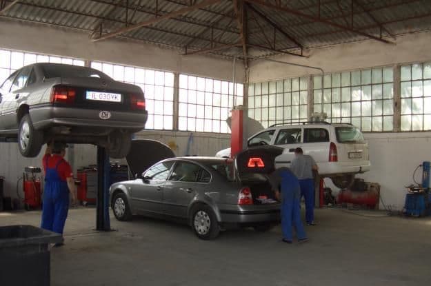 Câteva lucruri pe care orice şofer trebuie să le ştie atunci când îşi duce maşina în service