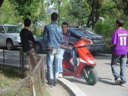 După patru luni de ilegalitate, scuteriştii îşi pot lua permis. A fost publicată metodologia obţinerii carnetului