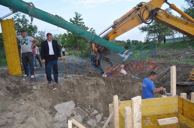 Viceprimarul Constantin Bursuc reabilitează puntea de pe strada Marte din Dorohoi - FOTO