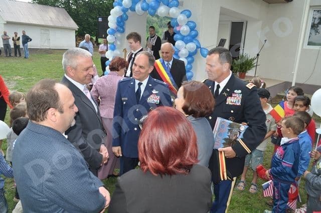 Primarul Dumitru Chelariu și cadrele didactice din Pomîrla încântate de investiţia americanilor de la Racovăţ - VIDEO
