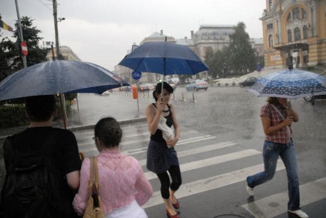 Prognoza meteo. Ploi, descărcări electrice şi grindină după amiaza
