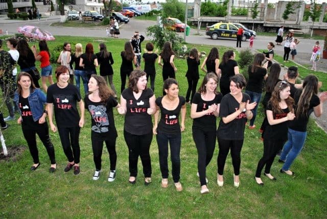 Flash mob antidrog la Dorohoi „Construieste OMUL de maine!” - FOTO
