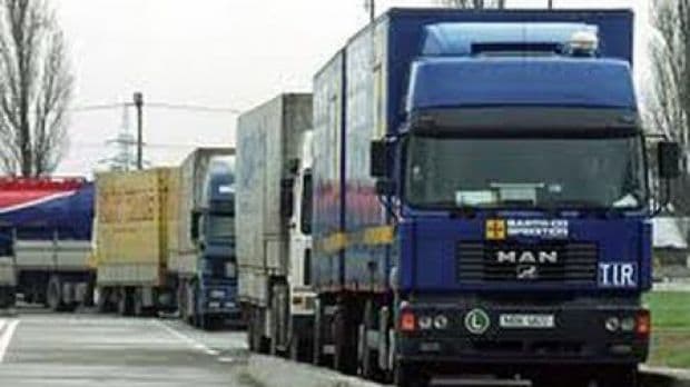Transportatorii intră în grevă. TIR-urile vor bloca drumurile în ţară. Află motivul