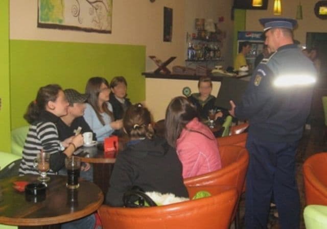 ATENȚIE ELEVI ! Poliţiştii trimit scrisori părinţilor dacă chiuliți de la şcoală